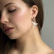 Сережки з рельєфною горлицею та фурнітурою золотого кольору