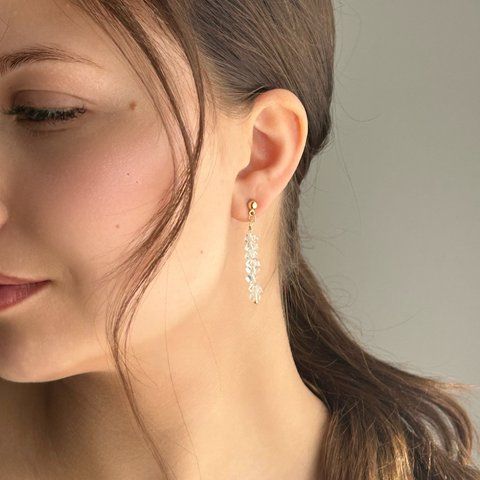 Сережки з прозорого кришталю та фурнітурою золотого кольору 719 фото