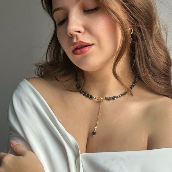 Стильне кольє з гематитових сердечок із ланцюжком попереду в золоті 552.43 фото