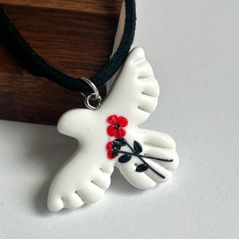 Горлиця об'ємна з червоними квітами на чорному шнурочку 1287 фото